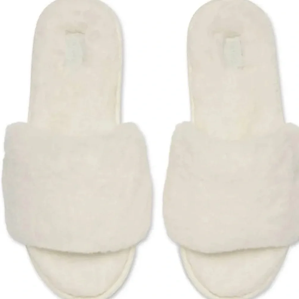 SKIMS, fluffy slippers- the most comfortable slippers you’ll ever wear. - Picture 1 of 3